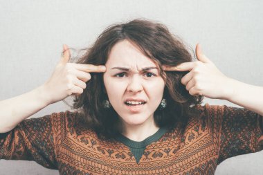 Stüdyo geçmişine öfke dolu bir kız.