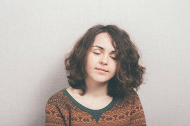 Kızım, stüdyo arka planına karşı portre