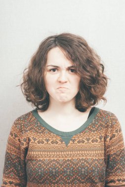 Stüdyo geçmişine karşı öfkeli kadın