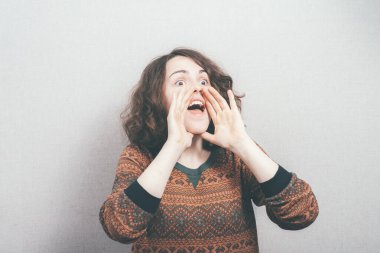 Kız stüdyo geçmişine karşı birini arıyor.