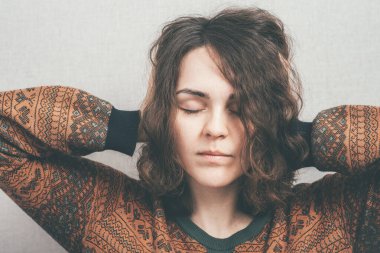 Kız kulaklarını kapatıyor.