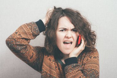 Cep telefonunda çığlık atan bir kız.