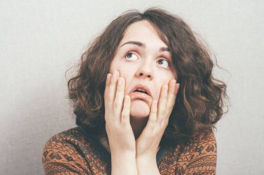 Kız ellerini yüzüne koydu.