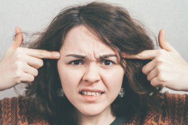 Stüdyo geçmişine öfke dolu bir kız.