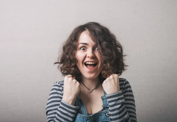 Mujer Joven Celebrando Contra Fondo Estudio — Foto de Stock