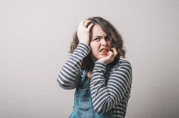 Mujer Joven Mirando Asustada — Foto de Stock