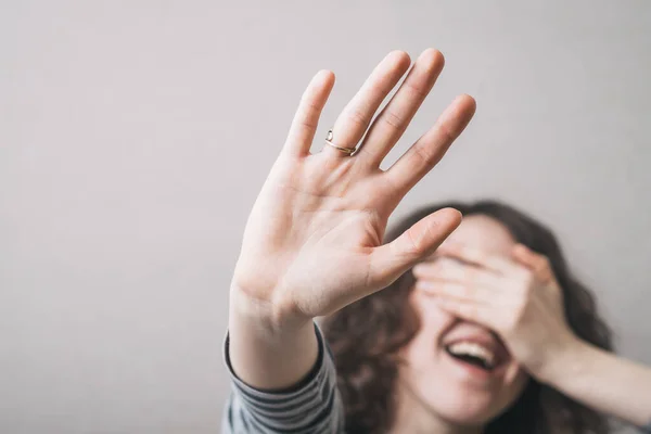 Chica Feliz Muestra Cinco Dedos Cubre Cara — Foto de Stock