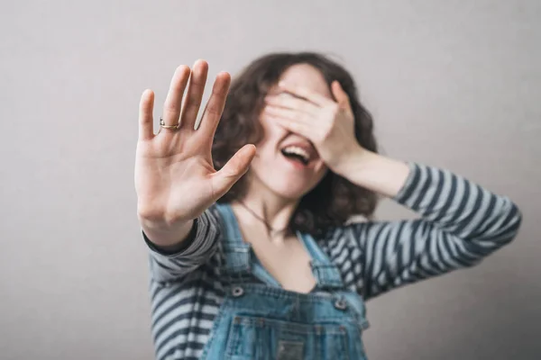 Menina Feliz Mostra Cinco Dedos Cobre Seu Rosto — Fotografia de Stock