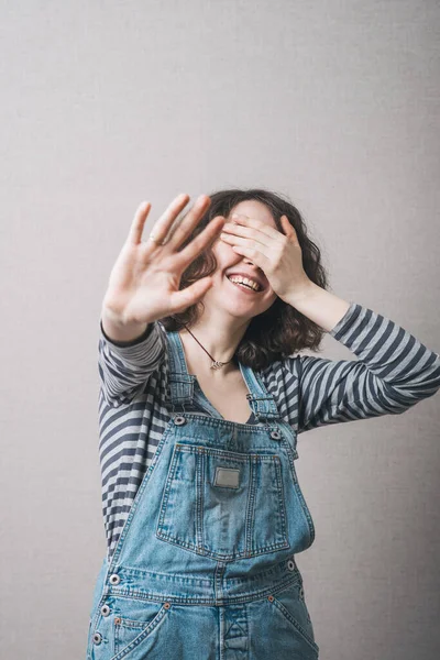 Chica Feliz Muestra Cinco Dedos Cubre Cara — Foto de Stock