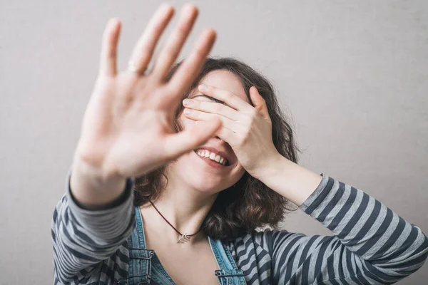 Menina Feliz Mostra Cinco Dedos Cobre Seu Rosto — Fotografia de Stock
