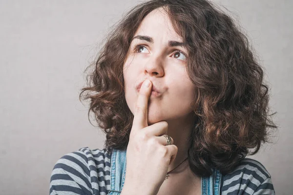 Chica Piensa Contra Fondo Estudio — Foto de Stock