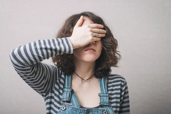 Chica Cubriendo Sus Ojos Con Sus Manos — Foto de Stock