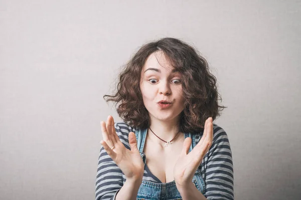 Mädchen Zeigt Etwas Unsichtbares — Stockfoto