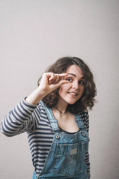 Menina Bonita Mostra Uma Moldura — Fotografia de Stock