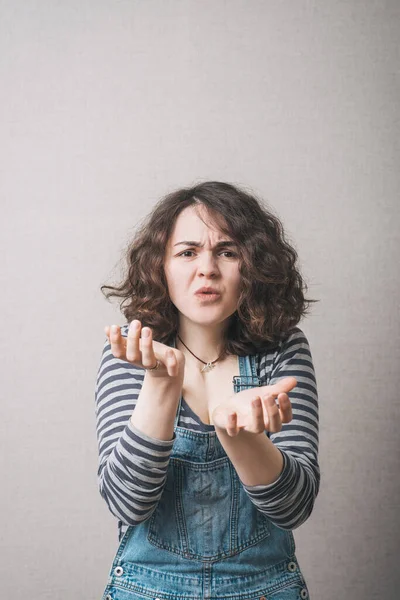 女孩表现出一些看不见的东西 — 图库照片