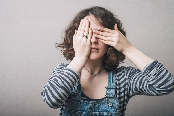 Ragazza Copre Viso Con Mani — Foto Stock