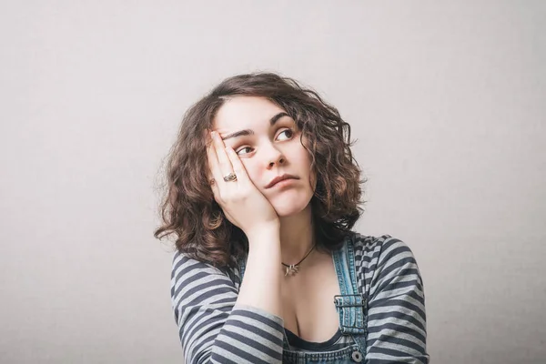 Eine Frau Blickt Auf Und Denkt Nach Grauer Hintergrund — Stockfoto