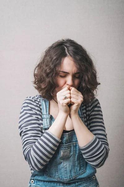 Triste Mujer Mirando Hacia Abajo Sosteniendo Puños Cerca Boca Fondo —  Fotos de Stock