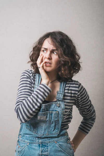 Frau Von Schlechten Nachrichten Überrascht Grauer Hintergrund — Stockfoto