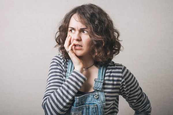 Frau Von Schlechten Nachrichten Überrascht Grauer Hintergrund — Stockfoto