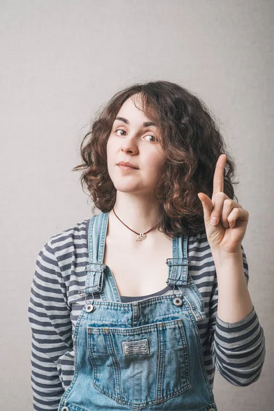 Mujer Muestra Idea Del Dedo Índice Fondo Gris — Foto de Stock