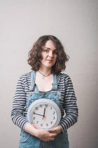Μια Γυναίκα Κρατάει Ένα Μεγάλο Ρολόι Γκρι Φόντο — Φωτογραφία Αρχείου
