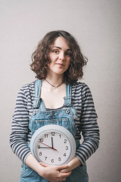 Una Mujer Sostiene Reloj Grande Fondo Gris — Foto de Stock