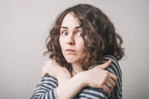 Woman Froze Frightened Hugging Her Arms Gray Background — Stock Photo, Image