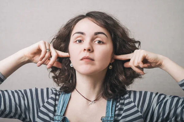 Een Vrouw Die Oren Bedekt Met Zijn Handen Zijn Vingers — Stockfoto