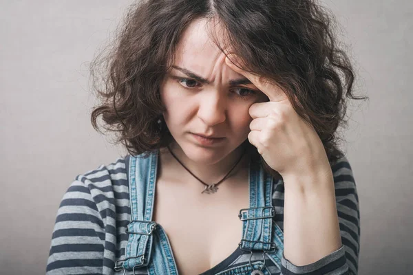 Mujer Triste Triste Inclinó Cabeza Fondo Gris — Foto de Stock