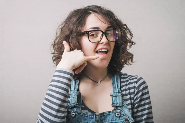 Een Vrouw Met Een Bril Maakt Een Gebaar Bel Grijze — Stockfoto