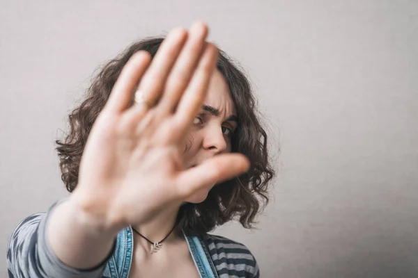 Una Mujer Muestra Gesto Parada Sobre Fondo Gris — Foto de Stock