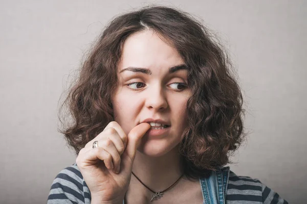 Vrouw Verloren Gedachten Kauwen Nagels Van Ervaringen Angst Een Grijze — Stockfoto