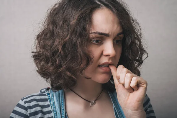 Γυναίκα Τρώει Νύχια Του Από Την Εμπειρία Γκρι Φόντο — Φωτογραφία Αρχείου