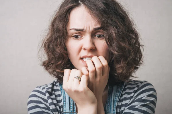 Μια Γυναίκα Τρώει Νύχια Του Από Τις Εμπειρίες Του Φόβου — Φωτογραφία Αρχείου