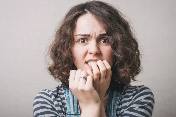 Frau Beißt Sich Den Angsterfahrungen Die Nägel Auf Auf Grauem — Stockfoto