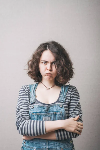 Mulher Inchou Lhe Bochechas Ofendida Fundo Cinza — Fotografia de Stock