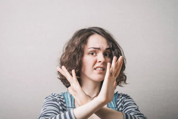 Vrouw Heeft Handen Gekruist Dat Kun Niet Een Grijze Achtergrond — Stockfoto