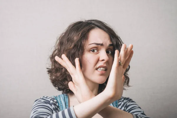 Vrouw Heeft Handen Gekruist Dat Kun Niet Een Grijze Achtergrond — Stockfoto