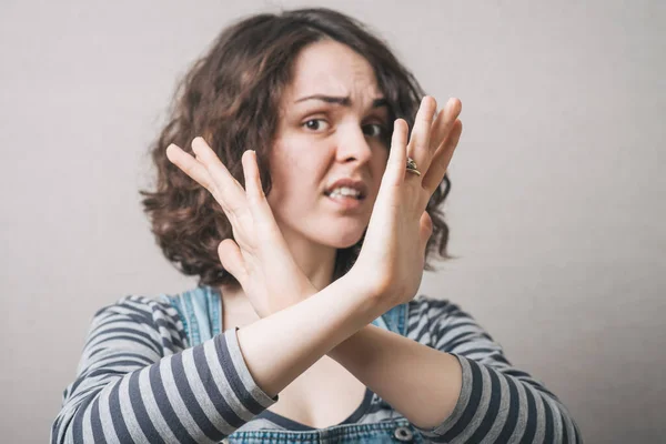 Vrouw Heeft Handen Gekruist Dat Kun Niet Een Grijze Achtergrond — Stockfoto