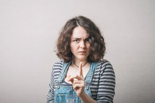 Kobieta Palec Wskazujący Ostrożnie Zatrzymać Szarym Tle — Zdjęcie stockowe