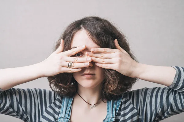 Woman Closed Her Eyes Her Hands Looking His Fingers Gray — Stock Photo, Image