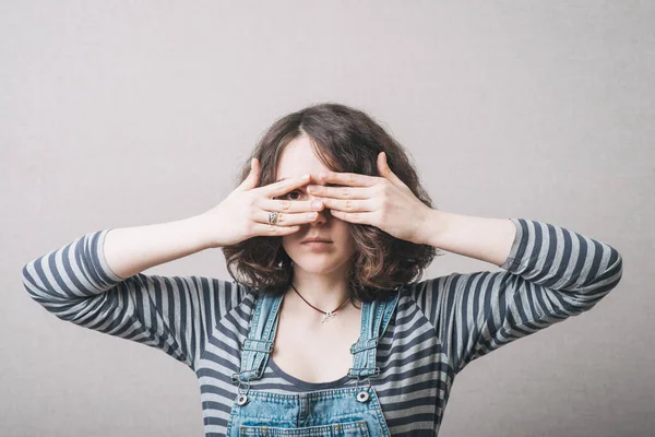 Mujer Cerró Los Ojos Con Las Manos Mirando Través Sus — Foto de Stock