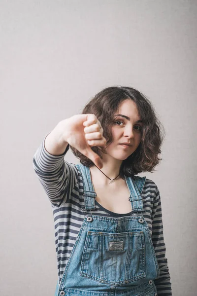 Mujer Mostrando Pulgar Hacia Abajo Sobre Fondo Gris — Foto de Stock