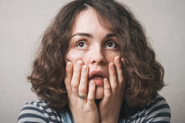 Retrato Cerca Hermosa Chica Sorprendida Sosteniendo Cabeza Asombro —  Fotos de Stock