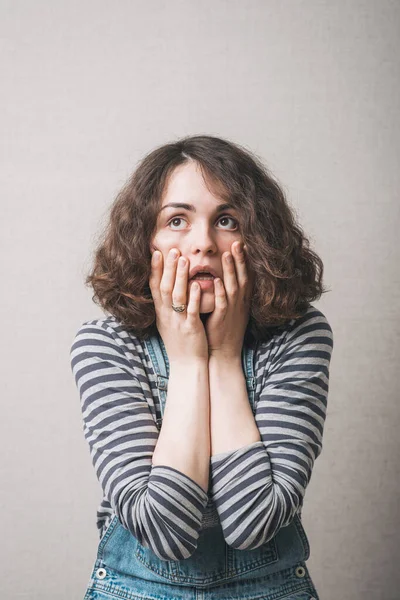 Close Portret Van Verrast Mooi Meisje Houden Haar Hoofd Verbazing — Stockfoto