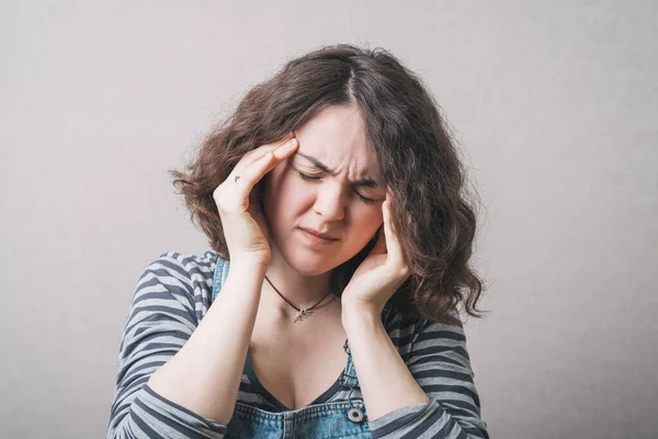 Sakit Kepala Wanita Mengalami Sakit Kepala — Stok Foto