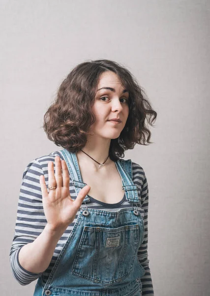 Chica Mostrando Parada Contra Fondo Estudio — Foto de Stock