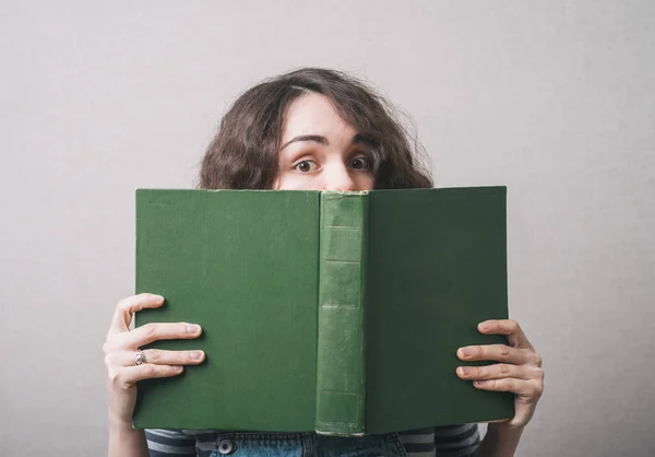 Mädchen Mit Großem Buch Der Hand Auf Grauem Hintergrund — Stockfoto