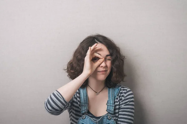 Mujer Joven Mirando Través Binocular — Foto de Stock